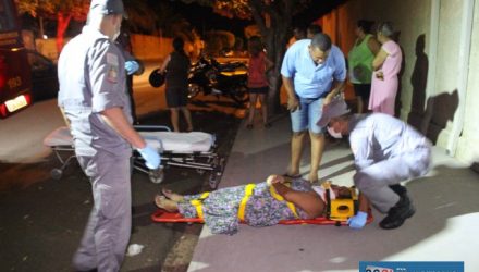 Ela aguardou na calçada a chegada dos bombeiros. Foto: MANOEL MESSIAS/Agência