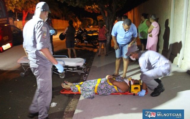 Ela aguardou na calçada a chegada dos bombeiros. Foto: MANOEL MESSIAS/Agência