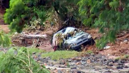 Carro onde estavam mãe e filha foi arrastado pela enxurrada em Bauru. (Foto: Reprodução/TV TEM)