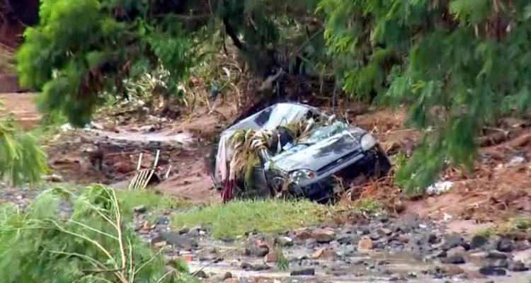 Carro onde estavam mãe e filha foi arrastado pela enxurrada em Bauru. (Foto: Reprodução/TV TEM)