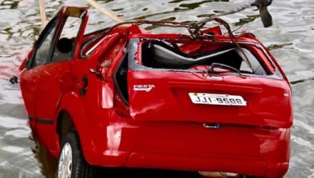 O corpo de uma mulher foi achado preso a galhos dentro do rio. 
Outras duas pessoas estavam presas às ferragens do carro. Foto: J. Serafim Show