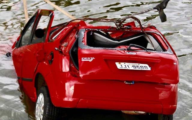 O corpo de uma mulher foi achado preso a galhos dentro do rio. 
Outras duas pessoas estavam presas às ferragens do carro. Foto: J. Serafim Show