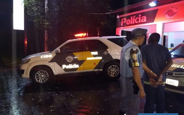 CNH falsa localizada com o comerciante foi apreendida pela Polícia Civil. DIVULGAÇÃO/PMRv