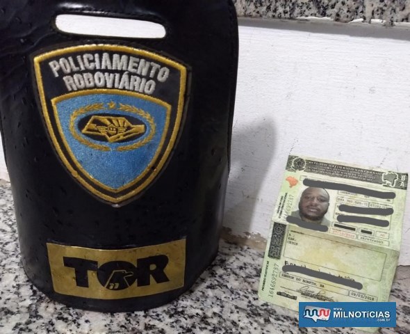 CNH falsa localizada com o comerciante foi apreendida pela Polícia Civil. DIVULGAÇÃO/PMRv