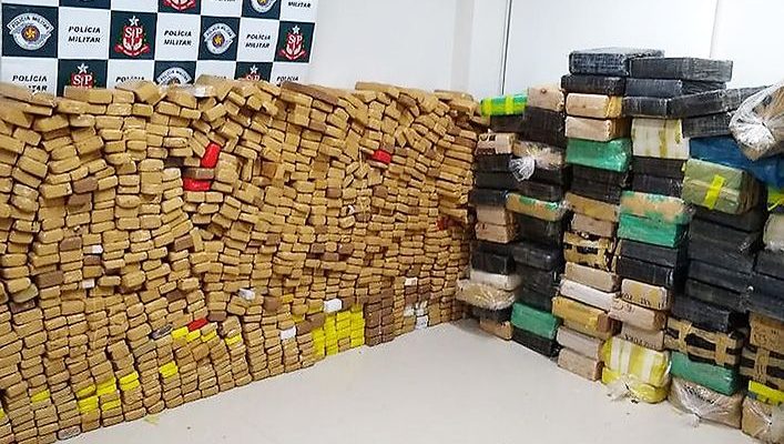 A Polícia Civil de Araçatuba contabilizou 2.660 quilos de maconha contidos em caminhão apreendido pela Força Tática da PM. Foto: 018news.com.br