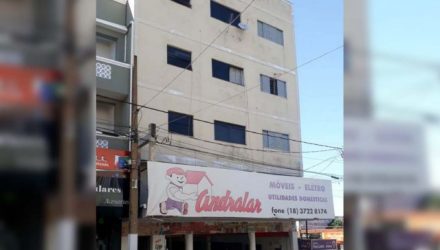 Corpo de mulher foi encontrado sobre a cama em um conjunto de apartamentos de um prédio da rua Paes Leme, centro. Foto: MANOEL MESSIAS/Agência