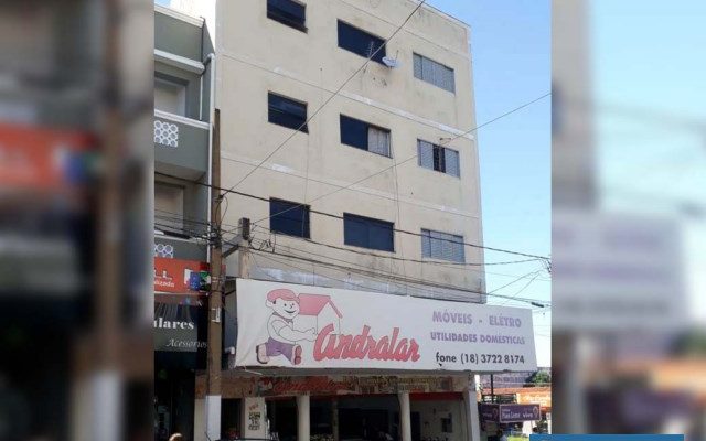 Corpo de mulher foi encontrado sobre a cama em um conjunto de apartamentos de um prédio da rua Paes Leme, centro. Foto: MANOEL MESSIAS/Agência