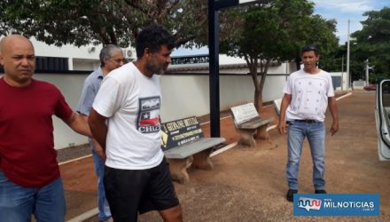 Servente (camiseta branca e short preto), é encaminhado por policiais civis do plantão de Andradina para o fórum, para ser ouvido em audiência de custódia. Fotos: MANOEL MESSIAS/Agência