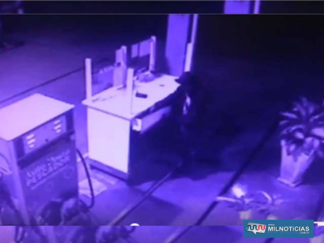 Imagens do circuito de segurança flagraram homem furtando caixa do Posto Pescador, em Castilho. Foto: DIVULGAÇÃO