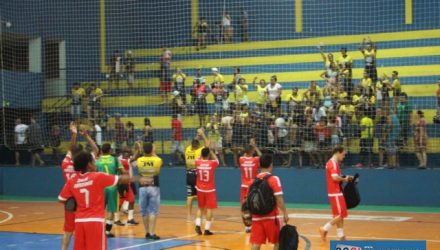 Santo Antônio (vermelho), saúda sua fanática torcida após a vitória. Fotos: MANOEL MESSIAS/Agência