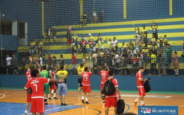 Santo Antônio (vermelho), saúda sua fanática torcida após a vitória. Fotos: MANOEL MESSIAS/Agência