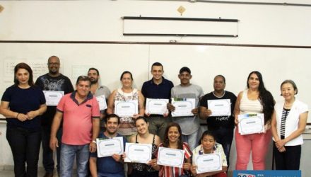 Alunos recebem certificado após qualificação. Foto: Secom/Prefeitura