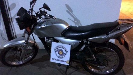 Polícia Militar recuperou moto furtada no sábado de carnaval. Foto: DIVULGAÇÃO/PM