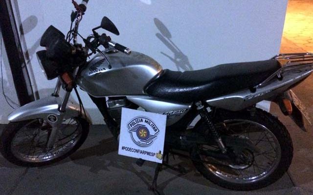 Polícia Militar recuperou moto furtada no sábado de carnaval. Foto: DIVULGAÇÃO/PM