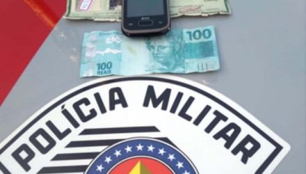 Mulher foi indiciada por uso de moeda falsa e liberada ao término da ocorrência. Nota de R$ 100,00 foi apreendida. Foto: DIVULGAÇÃO/PM