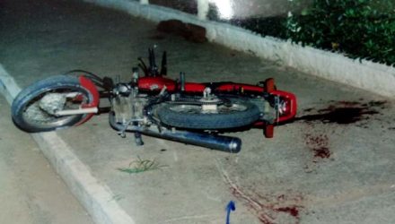 A moto ocupada pelas vítimas no dia do crime, em outubro de 2001. Fotos: RP10