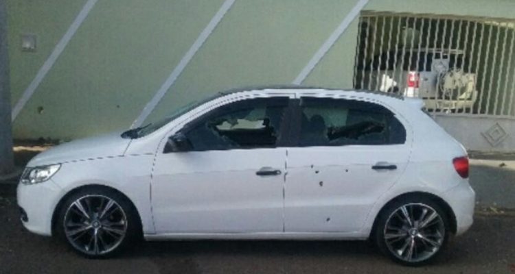 Homem também teria usado uma barra de ferro para quebrar os vidros do carro — Foto: Divulgação