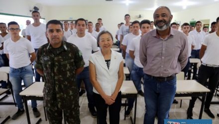 A partir da esq., 1º sargento Moisés, prefeita Tamiko Inoue e secretário municipal para Assuntos de Segurança, Nilo Alves. Foto: Secom/Prefeitura