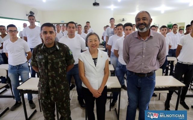 A partir da esq., 1º sargento Moisés, prefeita Tamiko Inoue e secretário municipal para Assuntos de Segurança, Nilo Alves. Foto: Secom/Prefeitura