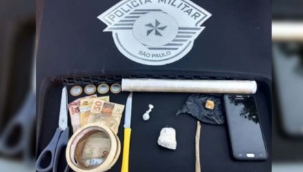 Foram apreendidos porções de crack, maconha, certa quantia em dinheiro e apetrechos para embalagem do entorpecente. Foto: DIVULGAÇÃO/PM