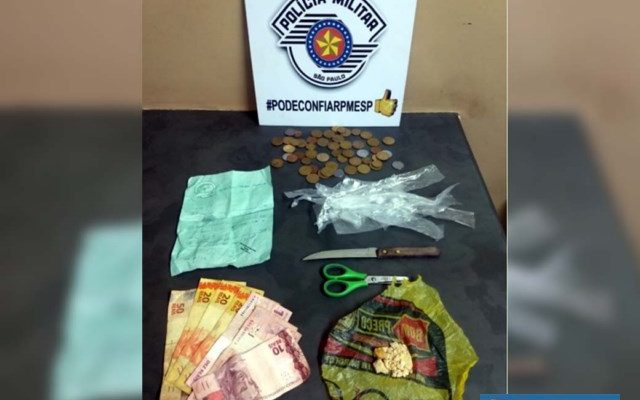 Foram apreendidos aproximadamente 6 gramas de Crack, apetrechos para o embalo da droga, além de R$ 150,35 em dinheiro.  Foto: DIVULGAÇÃO/PM