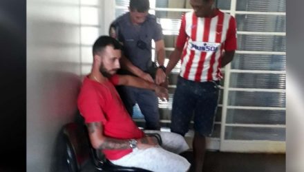 Pedro Hernani, o “Jaquinha” (listrado e em pé), 20 anos, foi preso acusado de tráfico e associação ao tráfico de entorpecentes. Foto: DIVULGAÇÃO