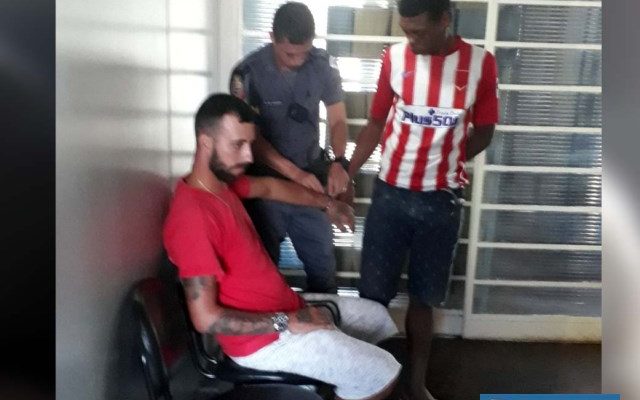 Pedro Hernani, o “Jaquinha” (listrado e em pé), 20 anos, foi preso acusado de tráfico e associação ao tráfico de entorpecentes. Foto: DIVULGAÇÃO