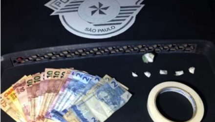 Foram apreendidos 7 gramas de crack, um rolo de fita crepe, além de R$ 217,00 em dinheiro. Foto: DIVULGAÇÃO/PM