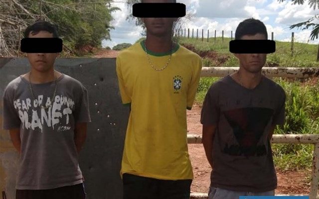 A partir da esq., foram detidos os borracheiros C. W. B. S., 23 anos e R. H. E. P. S., 19 anos. Já o outro rapaz, J. V. B. S., irmão de Carlos, foi liberado. Foto: DIVULGAÇÃO
