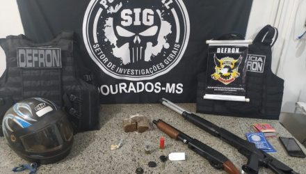 Objetos apreendidos na casa de um dos suspeitos de envolvimento na execução — Foto: Polícia Civil/Divulgação.