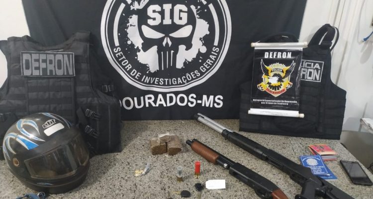 Objetos apreendidos na casa de um dos suspeitos de envolvimento na execução — Foto: Polícia Civil/Divulgação.