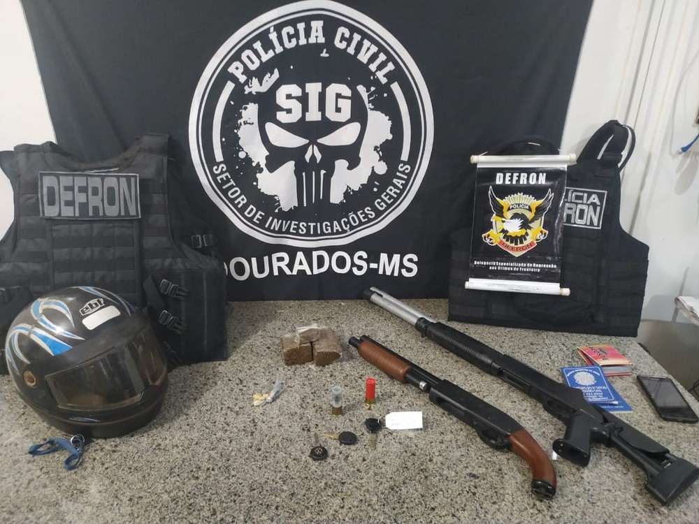 Objetos apreendidos na casa de um dos suspeitos de envolvimento na execução — Foto: Polícia Civil/Divulgação.