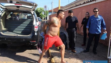 Kleber dos Santos Batista, de 32 anos, da Vila Mineira, foi preso acusado de posse ilegal de arma de fogo e porte de entorpecente. Foto: MANOEL MESSIAS/Agência