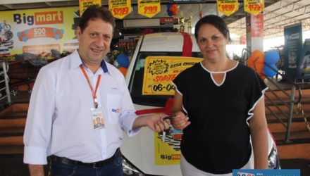 A feliz ganhadora, Solange S. a. Benedicto, e Dameto, gerente da loja da Av. Guanabara. Foto: Manoel Messias/Mil noticias