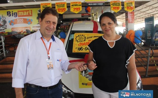 A feliz ganhadora, Solange S. a. Benedicto, e Dameto, gerente da loja da Av. Guanabara. Foto: Manoel Messias/Mil noticias