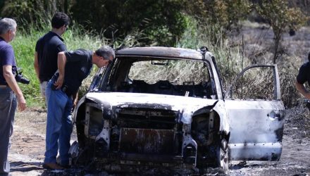 Polícia prende suspeitos matar homem achado carbonizado dentro de carro — Foto: J. Serafim/Divulgação.