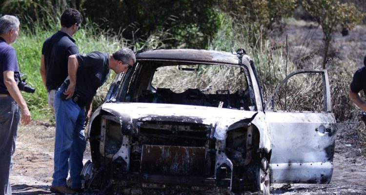 Polícia prende suspeitos matar homem achado carbonizado dentro de carro — Foto: J. Serafim/Divulgação.