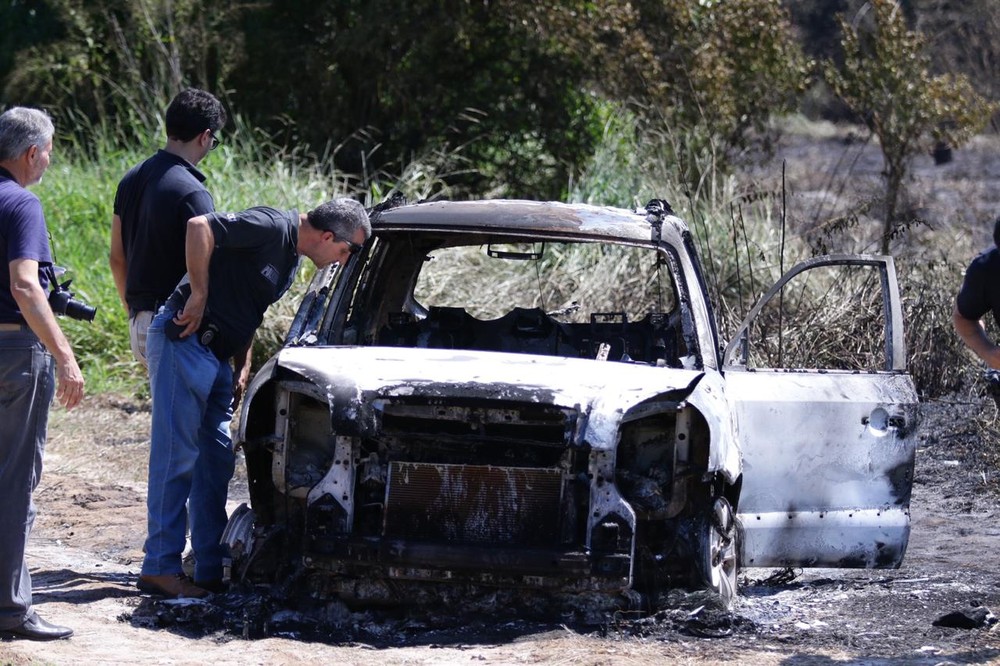 Polícia prende suspeitos matar homem achado carbonizado dentro de carro — Foto: J. Serafim/Divulgação.