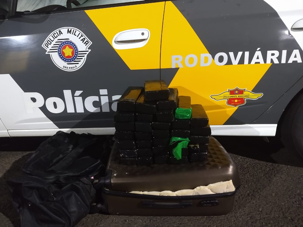 Droga estava sendo levada em uma mala e em duas mochilas — Foto: Cedida/Polícia Rodoviária.