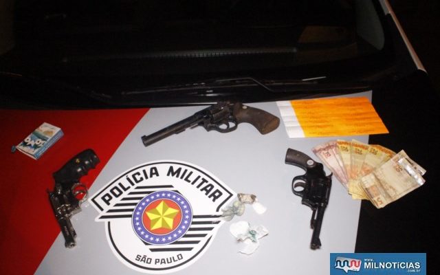 Foram apreendidos três revólveres, sendo 2 calibres .32mm e um .38mm, além de droga, bebida e dinheiro. Foto: MANOEL MESSIAS/Agência