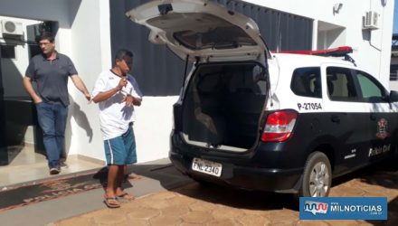 'Paleta' é encaminhado ao forum pela Polícia Civil, depois de preso por furto de notebook. Foto: MANOEL MESSIAS/Agência