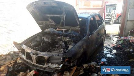 Incêndio destruiu completamente o VW Gol, que estava estacionada na garagem de residência. Fotos: MANOEL MESSIAS/Agência