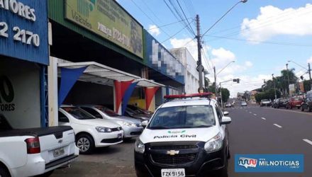 Operação aconteceu em uma garagem da Av. Guanabara, em busca de veículos suspeitos de serem adquiridos na farsa. Foto: MANOEL MESSIAS/Agência