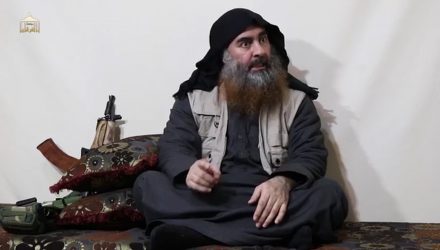 Abu Bakhr Al-Baghdadi em vídeo divulgado nesta segunda (29) — Foto: AFP/Al-Furqan.