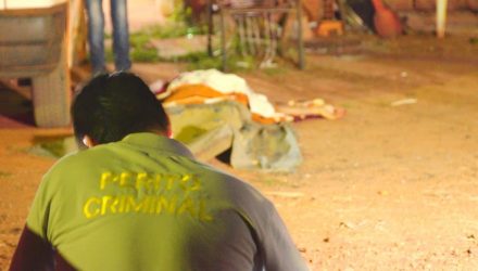 Homem que estava sentado na porta de casa foi morto a tiros em Santa Rita do Trivelato — Foto: Alecsander Ulbrik/Primeira Hora MT.