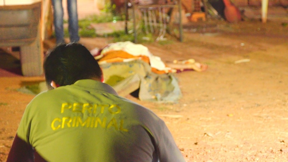 Homem que estava sentado na porta de casa foi morto a tiros em Santa Rita do Trivelato — Foto: Alecsander Ulbrik/Primeira Hora MT.