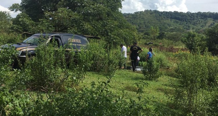 Vítimas foram encontradas mortas em colchão — Foto: José Pereira/TVCA.