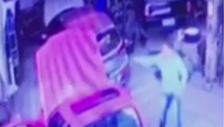 Homem é filmado atirando contra funcionário de oficina mecânica de Goiânia — Foto: Reprodução/TV Anhanguera.