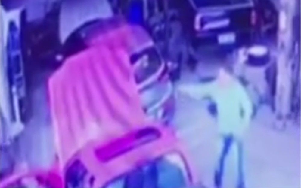 Homem é filmado atirando contra funcionário de oficina mecânica de Goiânia — Foto: Reprodução/TV Anhanguera.