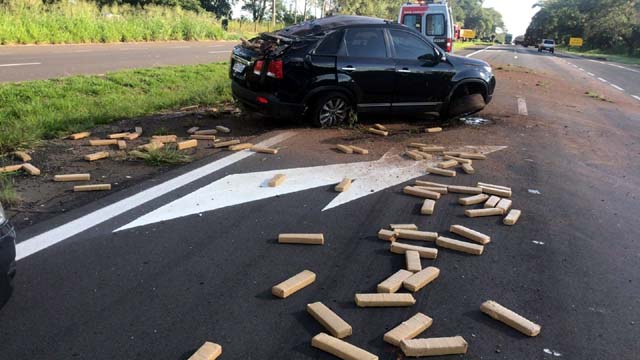 Droga ficou espalhada pela Rodovia Assis Chateaubriand em Penápolis — Foto: Divulgação/Polícia Rodoviária